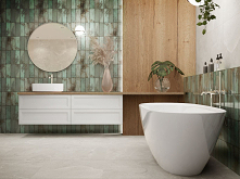 Nowoczesna łazienka w domu wykończona drewnem i kamieniem.