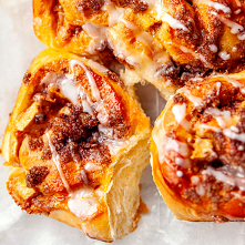 bułwczki z jabkami i masa krówkową


Składniki
24 sztuki
Ciasto

    250 ml ciepłego mleka
    1 saszetka drożdży instant (7 g)*
    500 g mąki pszennej
    50 g cukru
    szczy...