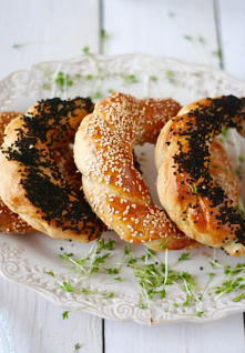 obwarzanki2
Składniki

    Opcjonalnie mak, sezam, czarnuszka do posypania.
    80 g masła
    100 ml wody
    100 ml mleka
    50 g drożdży
    500 g mąki

Przygotowanie

    D...