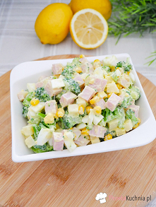 Sałatka z brokułem i serem żółtym