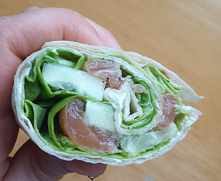 Dwa przepisy na wrapy - wiosenny z łososiem oraz pomidorowy z kurczakiem i salsą