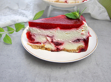 śmietankowy sernik na zimno z truskawkami