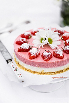 Sernik z musem truskawkowym