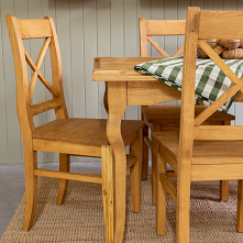 Stylowe krzesła drewniane ręcznie wykańczane. Krzesła woskowane z krzyżykowym oparciem. Modne i solidne krzesła z drewna. meble-woskowane.com.pl #meble #meblewoskowane #meblekuc...