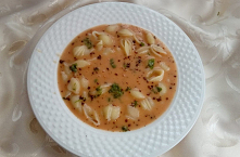 Zupa pomidorowa na rosole z dodatkiem soku z kiszonych ogórków