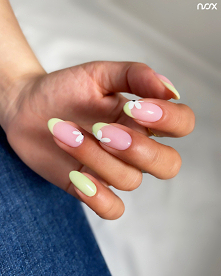 Paznokcie z kolorowym frenchem to absolutny hit ostatnich miesięcy! Spójrzcie jak efektownie prezentują się z użyciem naszej Lemoniady, którą kupicie za jedyne 17.49 zł! 