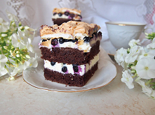 Czekoladowe ciasto z kremem, jagodami i bezą