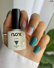 Paznokcie w kolorze morskim to wybór w sam raz na jesień, dlatego dzisiaj mamy dla Was stylizację z wykorzystaniem zjawiskowej Kleopatry! 