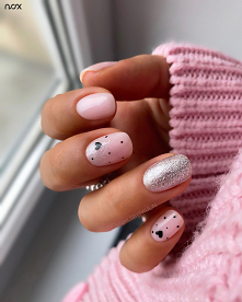 Naturalne paznokcie to wybór w sam raz na każdą porę roku, a szczególnie w towarzystwie srebrnego brokatu! W roli głównej lakier Cotton Candy w połączeniu z Gwiezdnym Pyłem! 