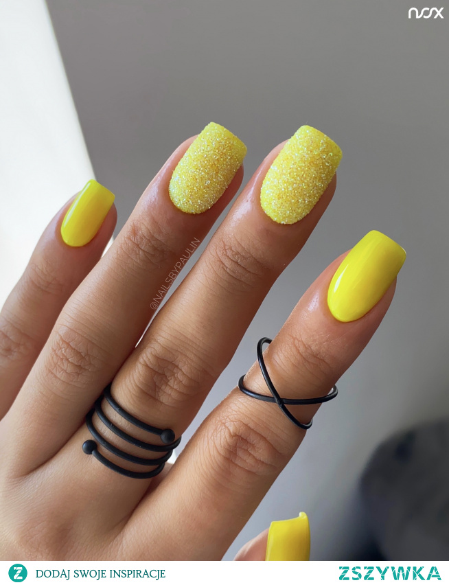 Czas na kolejną porcję neonów, tym razem w połączeniu z wyrazistym brokatem! W roli głównej Żółta Papużka okraszona odrobiną Rainbow Glitter w kolorze żółtym! 