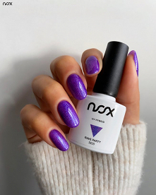 Jak zrobić manicure z efektem WOW? Wystarczy pokryć paznokcie kolorem Rave Party, czyli fioletowym lakierem hybrydowym z niebieskimi drobinkami! 