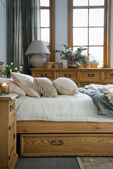 łóżko drewniane w sypialni