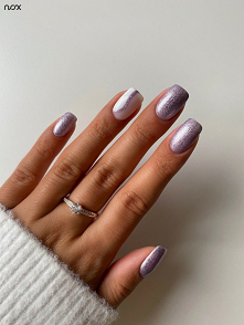 Czas na kolejną iskrzącą stylizację, tym razem w nieco chłodniejszych tonach! W roli głównej Sparkling Dew, czyli lakier hybrydowy z pięknymi wrzosowymi drobinkami brokatu! ❄