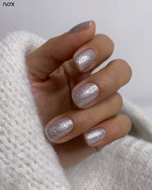 Dzisiaj mamy dla Was stylizację iskrzącą i błyszczącą niczym gwiazdy na niebie! W roli głównej Gwiezdny Pył, czyli srebrny lakier hybrydowy z drobinami brokatu!