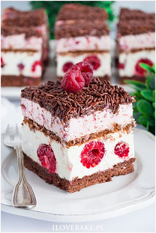 Ciasto malinowy król - I Love Bake
Ciasto malinowy król na kakaowym biszkopcie z kremem malinowym oraz śmietankowym kremem i zatopionymi całymi malinami. Całość przełożona herba...