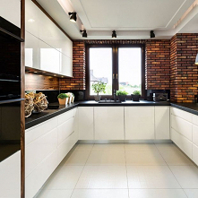 Biała kuchnia z czarnym blatem. Sposób na eleganckie wnętrze - Galeria - Dobrzemieszkaj.pl