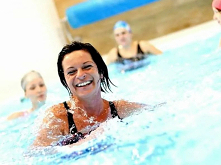 Wygodna forma treningu nawet dla seniorów, która nie będzie obciążała stawów? Postaw na aqua aerobik, który mogą uprawiac również kobiety w ciąży. Sprawdź zajęcia organizowane p...