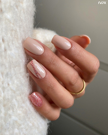 Dzisiaj mamy dla Was nieoczywiste połączenie cielistych paznokci z... brokatem! W roli głównej Karmel w towarzystwie Kubańskiej Rumby! 