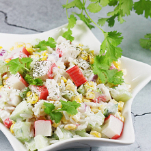 sałatka z paluszkami krabowymi