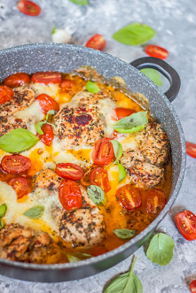 Kurczak Caprese to przepis na zdrowy obiad, który przygotujesz w czterdzieści minut. Kurczak caprese podany z ryżem to idealna propozycja na zdrowe danie.