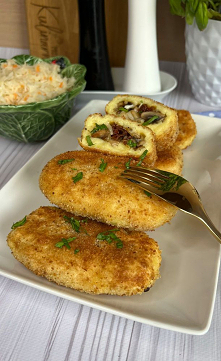 Składniki:
(szklanka 250 ml, porcja na 6 dużych kotletów) Ciasto: Ziemniaki 500g Jajko 1 Mąka pszenna ok. 1/2 szklanki Sól 1/2 łyżeczki Farsz: Pieczarki 200g Mozzarella tarta 50...