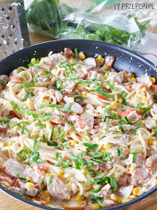 Makaron po wiejsku to bardzo smaczne i pożywne danie, które doskonale sprawdzi się na szybki obiad. Przygotowanie jest dziecinnie proste i nie zajmuje dużo czasu.