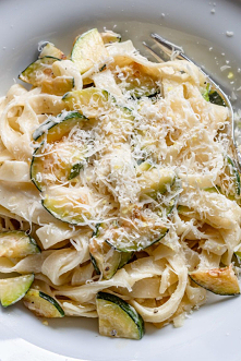 Kremowy makaron z mascarpone i cukinią (5 składników) - Wilkuchnia
Lekki, delikatny i przepyszny makaron w kremowym cytrynowym sosie mascarpone z dodatkiem podsmażonej na maśle,...