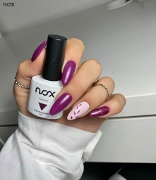 Wiosna tuż tuż, wracamy więc powoli do kwiatowych zdobień! Przed Wami lakier Miss Burgundii w towarzystwie brokatowej Samby w Rio! 