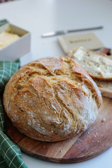 Pieczenie bułek i chlebów stało się jakimś kwarantannowym sportem narodowym. Dość ekskluzywnym wprawdzie, jako że drożdże wciąż są towarem lekko deficytowym, jednak Ci, którzy d...