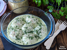 Klopsiki z białej kiełbasy w sosie chrzanowym