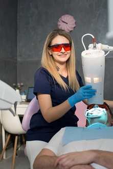 Wybielanie zębów może poprawić wygląd i pewność siebie. Dzięki niemu można usunąć przebarwienia i plamy z zębów, co przekłada się na jaśniejszy uśmiech. Dodatkowo wybielanie zęb...