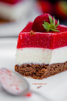 Ciasto z musem z białej czekolady i truskawkami
Ciasto czekoladowe z pysznym musem z białej czekolady (bez jajek) oraz truskawkami w galaretce. Ciasto rześkie i z charakterem.