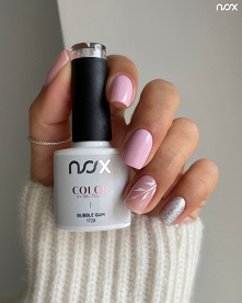 Połączenie jasnego różu ze srebrnym brokatem to nieoczywista propozycja na zawsze modny manicure! W roli głównej lakier hybrydowy Bubble Gum! 