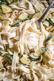 Kremowy makaron z mascarpone i cukinią (5 składników) - Wilkuchnia
Lekki, delikatny i przepyszny makaron w kremowym cytrynowym sosie mascarpone z dodatkiem podsmażonej na maśle,...