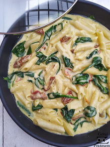 Makaron ze szpinakiem i suszonymi pomidorami w sosie serowym – Gotuj z Prezesem