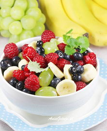 Sałatka owocowa | AniaGotuje.pl
Zobacz jak wygląda i smakuje idealnie pyszna i kolorowa sałatka owocowa. W moim przepisie znajdziesz kilka wersji tej pysznej i zdrowej sałatki. ...