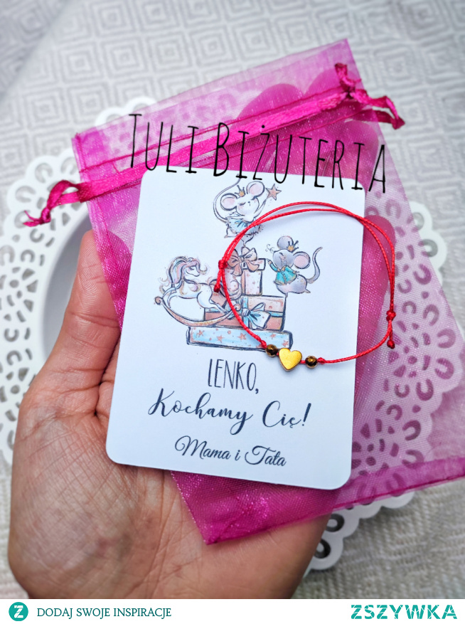 Bransoletka Czerwona nitka dla dziewczynki. Prezent Czerwona bransoletka z karteczką. 
_______________________________________________  #czerwonakokardka #dzieńkobiet #święta #mikołajki  #wigilia #gwiazdor #święta2022 #prezent #bransoletka #bransoletki  #dziecko