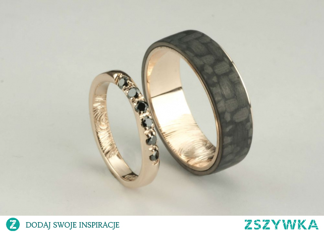 Obrączka wstęga Mobiusa z różowego złota o szerokości 2,75 mm, polerowanym wykończeniu i 6 czarnymi brylantami o średnicy 2 mm. Druga obrączka to realizacja, która składa się z dwóch warstw. Warstwę wewnętrzną stanowi różowe złoto o szerokości 6,5 mm, na zewnątrz jest wysatynowany carbon o szerokości 5,5 mm.