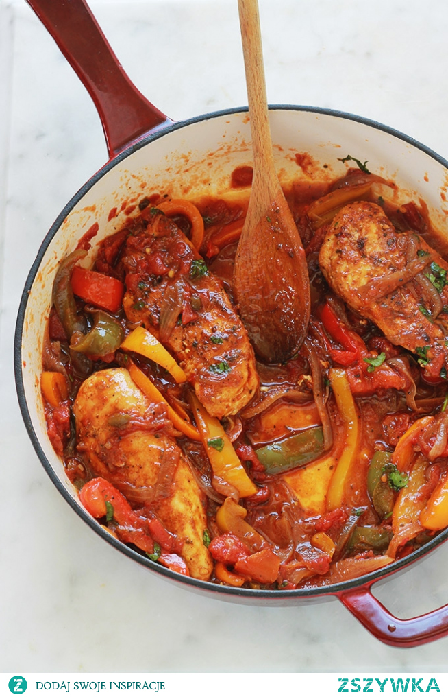 Pierś z kurczaka z papryką, cebulą i pomidorami. Z czym chcesz: piersi z kurczaka w całości lub w plasterkach, aiguillettes, kotlety, filet itp. Ekonomiczne, proste i szybkie danie. Podawać z ryżem, ziemniakami lub makaronem. Ten kurczak z papryką, cebulą i pomidorami to jedno z moich ulubionych dań. Jest prosta w wykonaniu i naprawdę pyszna. Pasuje do prawie wszystkiego, ziemniaków, ryżu, makaronu, kuskusu itp. Albo po prostu z chlebem. Możesz użyć piersi z kurczaka bez kości lub bez kości, ze skórą lub bez. To tak jak wolisz. To ekonomiczne danie, a ponieważ bardzo dobrze się mrozi, można je przygotować wcześniej. Jest to praktyczne w dni powszednie, kiedy nie masz czasu lub ochoty na gotowanie.