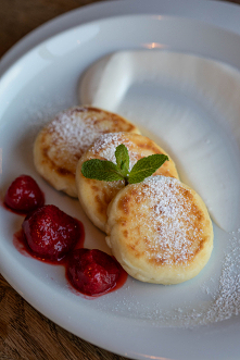 Syrniki przepis – proste placuszki twarogowe - LokalnyRolnik
Syrniki są tradycyjnymi placuszkami, które przyrządza się w Rosji, na Ukrainie i na Białorusi. Formuje się je z kilk...