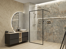 Aranżacja nowoczesnej łazienki z kabiną walk-in, wykończona w kamieniu z kolekcji Azario Steven.