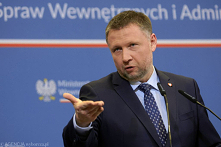 MIKROFON
(ministrowi Marcinowi Kierwińskiemu z dedykacją)

No cóż - napiszę dzisiaj wersów kilka,
chociaż przyczyna jest nieoczywista,
bo w dniu wczorajszym wystarczyła chwilka,...