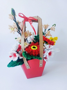 Flower box wykonany z ręcznie wykonanych kwiatów z drucików szenilowych (tzw.kreatywnych)