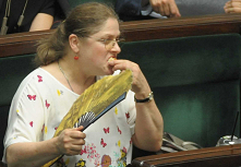 ZGADNIJ KTO TO ?

Grube babsko o kulturze przekupki z bazaru,
gdzie się tylko nie pojawi, rzuca cień koszmaru.
Spod obfitych zwałów tłuszczu co dzień się wyłania,
ciasny rozum, ...