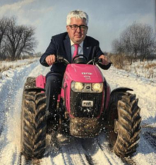 GLOBTROTTER

Kabrioletem ze złomu, poprzez śniegi i deszcze,
motocyklem, skuterem, Bóg jeden wie czym jeszcze,
swym uporem niezłomnym zawstydzając rywali,
którzy tych wiekopomny...