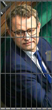 NUMERARIUSZ

Ukrył się w jakiejś leśnej kniei pan numerariusz Opus Dei,
kiedy strach nagły go ogarnął, że znów go do aresztu zgarną.
Ja zaś mu powiem - wiedz Marcinie, surowa ka...