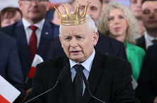 KACZE POCHODZENIE

W swoim obłędzie kaczor doszedł już do tego,
że pochodzenia zaczął szukać królewskiego.
Mit się szerzy szalony (i to nie jest kpiną),
że jest on spokrewniony ...