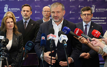 ROZPOŻURDZENIE

Bogucki z łzami odkręcił kurek.
Winien jest temu minister Żurek.
Ziobrze się z oczu łzy leją ciurkiem.
Drży kaczy kuper w strachu przed Żurkiem.
I w kancelarii u...