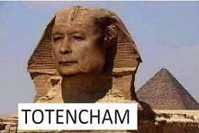 TOTENCHAM

Polskich odkrywców w Egipcie napotkał niemały dramat,
gdy w mrocznych piramid krypcie trafili na Totenchama.
Gdy piach, co miał go na pysiu, zaczęli zeń ścierać z wpr...