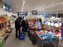 PRASOL
(wierszyk tragiczno - futurystyczny)

Wiatr historii mocno wieje; wpada złodziej za złodziejem.
Część z nich, kiedy wpadną wreszcie, szuka szczęścia w Budapeszcie.
Tam to...